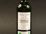une bouteille de vin posée sur une table
