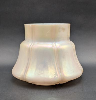 une photo d'un vase en verre blanc posé sur une table