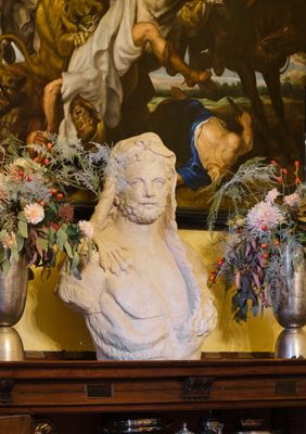 de nombreux vases de fleurs posés sur une étagère devant un tableau