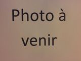 une affiche sur le mur indiquant « photo à venir »