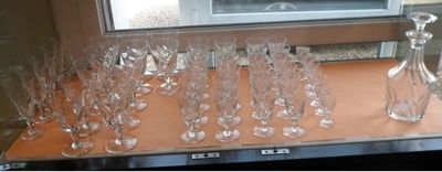de nombreux verres à vin posés sur une table devant une télévision