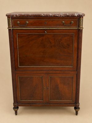 une vieille armoire en bois avec un plateau en marbre, montée sur roulettes