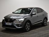 la voiture grise est garée sur le sol à carreaux d'une pièce