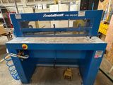 une machine placée au milieu d'une pièce