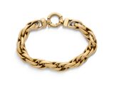 gros plan d'un bracelet en or sur fond blanc