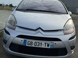 la photo d'une voiture argentée garée dans un parking