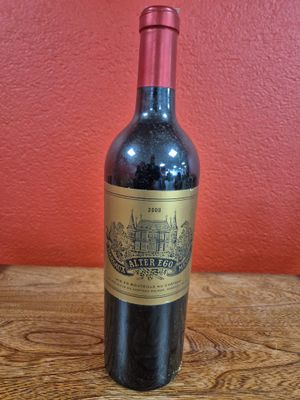 une bouteille de vin posée sur une table en bois