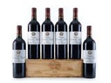 six bouteilles de vin rouge dans une caisse en bois sur fond blanc