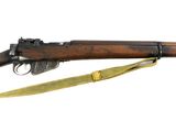 Gros plan sur un fusil muni d'une bretelle, sur fond blanc