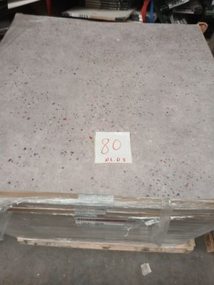 un bac de béton posé sur une palette dans un entrepôt