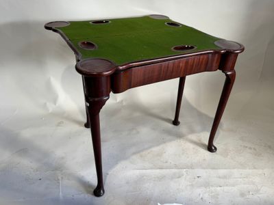 une image représentant une petite table au plateau vert