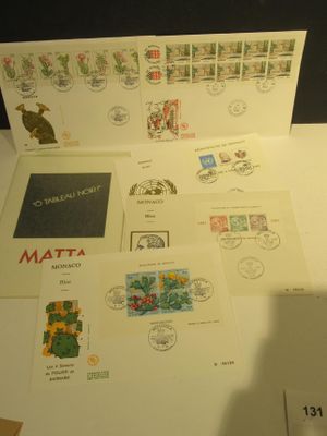 de nombreux timbres différents posés sur une table, avec une image de chat
