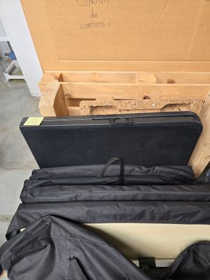 un bagage posé sur le sol