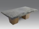 une photo d'une table en marbre noir avec deux pieds en bois