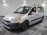 la photo d'une petite camionnette blanche garée dans un garage