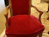une chaise rouge posée sur un tapis dans une pièce