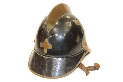 un casque orné d'une croix, posé sur une table