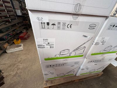 une pile de boîtes empilées les unes sur les autres