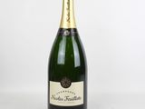 une bouteille de champagne sur fond blanc