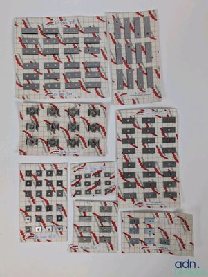 plusieurs feuilles de papier ornées de motifs rouges et noirs