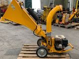 un gros plan d'une petite machine posée sur une palette dans un entrepôt