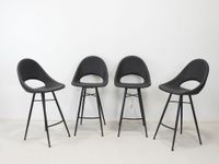 QUATRE TABOURETS de bar en similicuir noir et piétement méta…