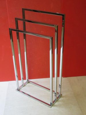 trois structures métalliques posées sur une table blanche