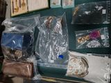 plusieurs objets posés ensemble sur une table