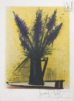des fleurs violettes dans un vase bleu posé sur une table, sur fond jaune