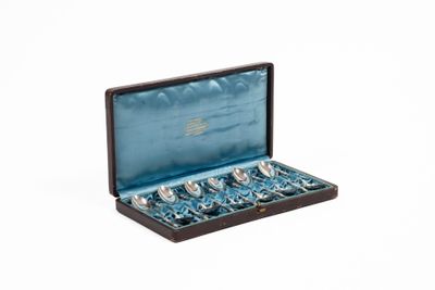 Ménagère en argent comprenant douze cuillères à manche tronconique de  - Photo 1