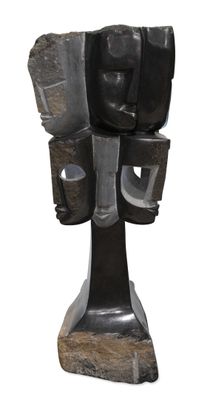sculpture représentant un visage, réalisée en bois et en métal, sur fond blanc
