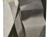 une photo en noir et blanc d'une feuille de papier posée sur une table