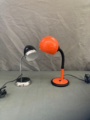 une lampe posée sur une table à côté d'un chargeur