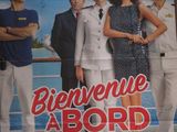 affiche de cinéma représentant un groupe de personnes debout les unes à côté des autres devant un bateau