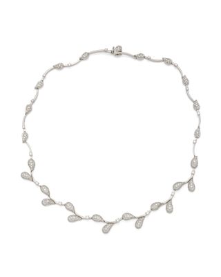 un collier en or blanc et diamants