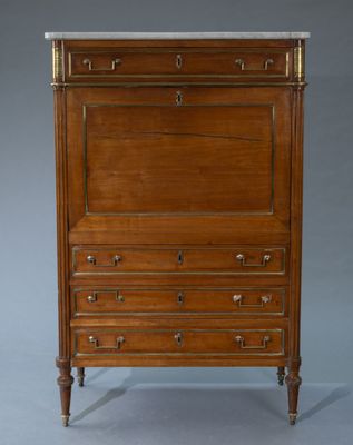 une commode ancienne en noyer avec un plateau en marbre