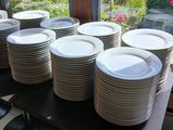beaucoup d'assiettes sur une table devant une fenêtre