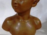une petite statue représentant une femme, posée sur un socle