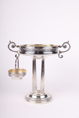 Coupe de présentation ou centre de table en métal argenté. S…