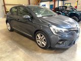 une voiture grise garée dans un garage, avec d'autres voitures en arrière-plan