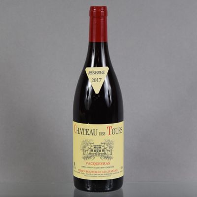 une bouteille de vin posée sur une table