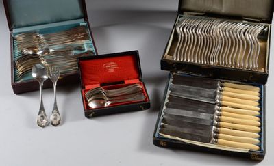 plusieurs types d'argenterie dans un coffret posé sur une table