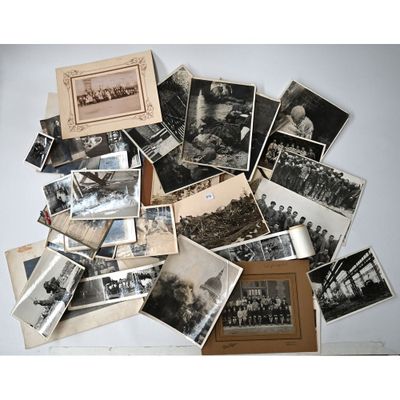 une pile de vieilles photos représentant des personnes et des bâtiments