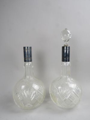 Paire de carafes en cristal, monture en métal argenté.