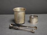 deux cuillères et une tasse posées sur une table