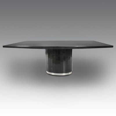 une table noire avec un plateau en verre et un piètement en métal