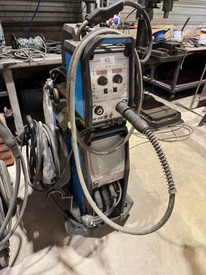 une machine à laquelle est raccordé un tuyau