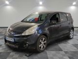 la photo d'une petite voiture noire garée dans un garage
