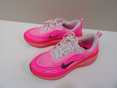 des chaussures de course Nike Air Max roses sur un fond blanc