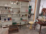 une pièce dans laquelle se trouvent de nombreuses étagères et une table